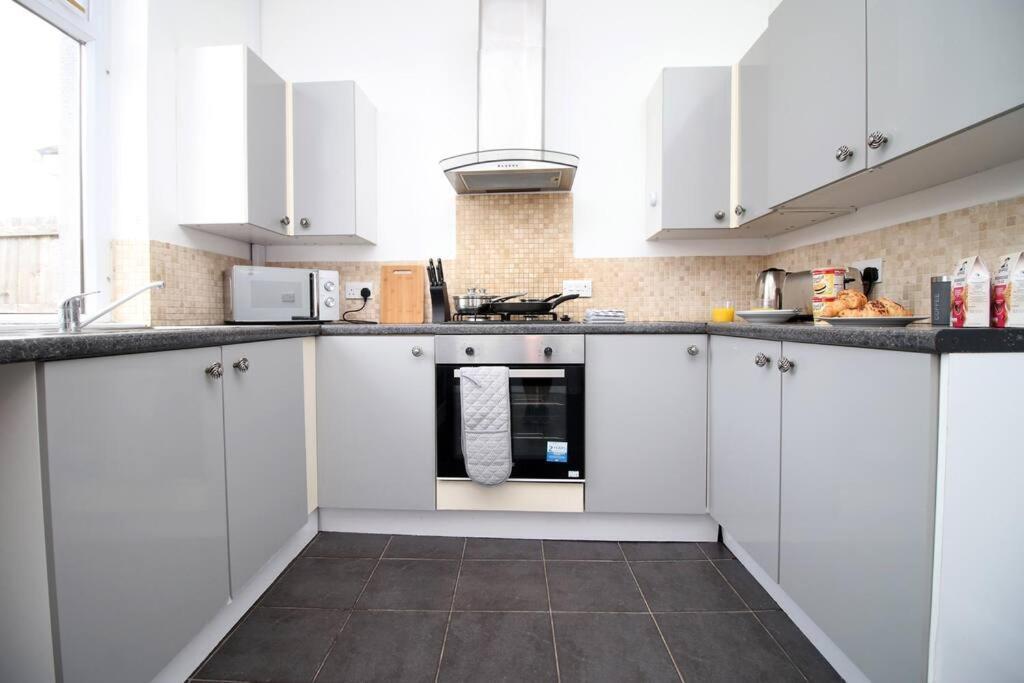 فيلا Holiday House For 7 Guests, Free Wi-Fi & Self Check-In Explore Newport المظهر الخارجي الصورة