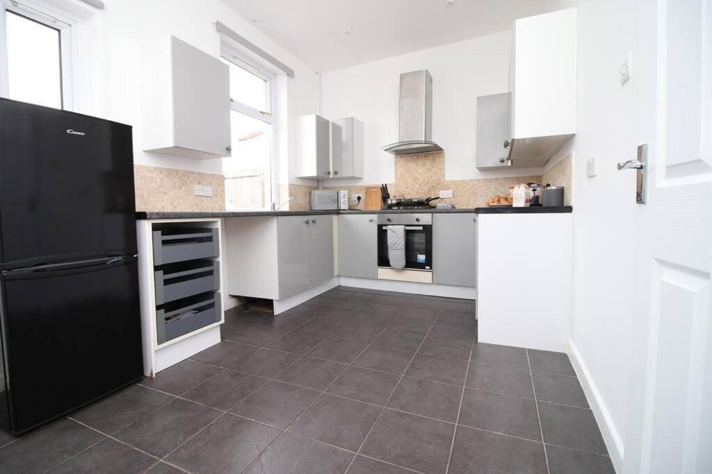 فيلا Holiday House For 7 Guests, Free Wi-Fi & Self Check-In Explore Newport المظهر الخارجي الصورة