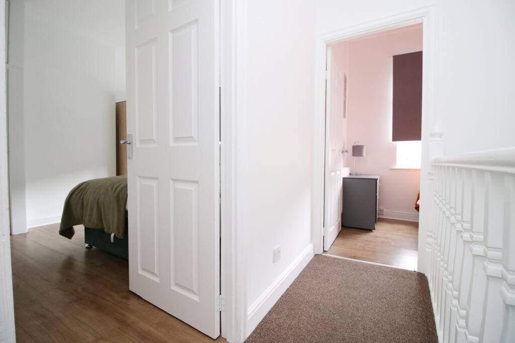 فيلا Holiday House For 7 Guests, Free Wi-Fi & Self Check-In Explore Newport المظهر الخارجي الصورة