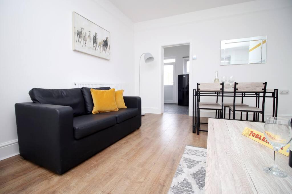 فيلا Holiday House For 7 Guests, Free Wi-Fi & Self Check-In Explore Newport المظهر الخارجي الصورة