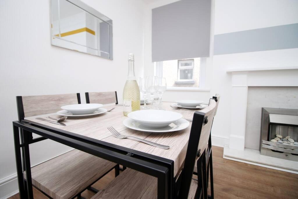 فيلا Holiday House For 7 Guests, Free Wi-Fi & Self Check-In Explore Newport المظهر الخارجي الصورة