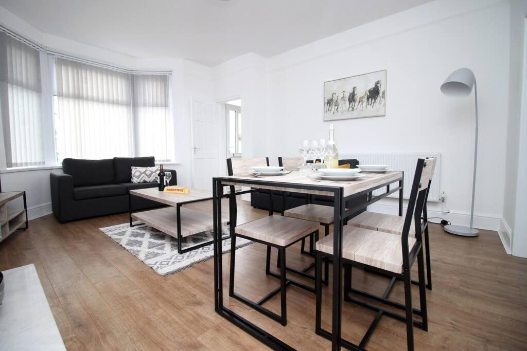 فيلا Holiday House For 7 Guests, Free Wi-Fi & Self Check-In Explore Newport المظهر الخارجي الصورة