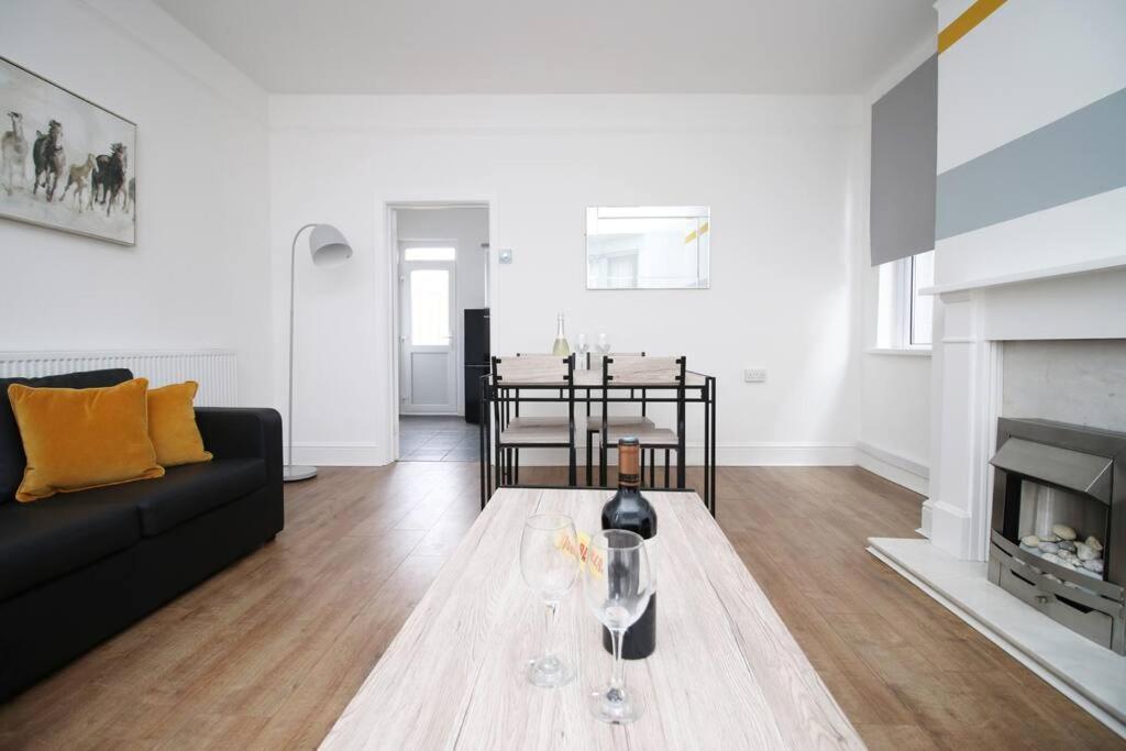 فيلا Holiday House For 7 Guests, Free Wi-Fi & Self Check-In Explore Newport المظهر الخارجي الصورة